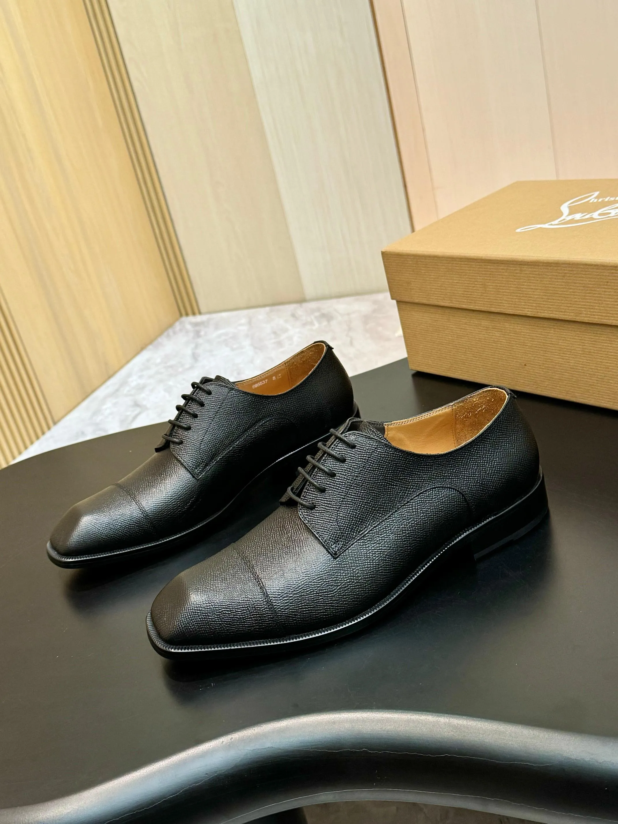 [CL red sole shoes] Top P: 1020💰 Size 39-44 (⚠️38.45.46.47 custom-made, non-returnable and non-exchangeable) 🆑High-end men's business formal leather shoes, original authentic top quality goods ••✅💯 Top original order purchasing agent! Original imported patterned cowhide ➕Imported cowhide lining ➕Cowhide feet ➕Original leather outsole~🉑️Feel free to compare the authentic ones!